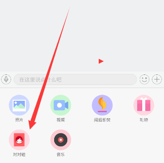 我告诉女儿：你升职了，当监工，每次两块钱。虽然降薪了，但是轻松，什么都不用干，只需要监督弟弟洗碗。碗洗
